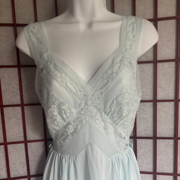 Kayser Luxite 1940-50’s Light Blue Nightgown with Lace Accents Size 34 - Picture 2 of 9